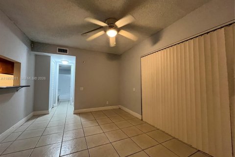 Condo in Tamarac, Florida, 2 bedrooms  № 2153994 - photo 5