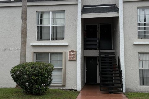 Condo in Tamarac, Florida, 2 bedrooms  № 2153994 - photo 2