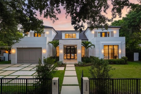 House in Coral Gables, Florida 5 bedrooms, 378.48 sq.m. № 2192129