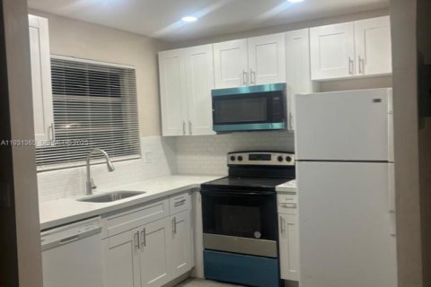 Condominio en alquiler en Lauderdale Lakes, Florida, 3 dormitorios, 78.04 m2 № 1991461 - foto 2