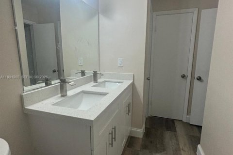 Condominio en alquiler en Lauderdale Lakes, Florida, 3 dormitorios, 78.04 m2 № 1991461 - foto 3