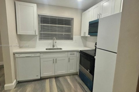 Condominio en alquiler en Lauderdale Lakes, Florida, 3 dormitorios, 78.04 m2 № 1991461 - foto 1