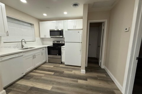 Condominio en alquiler en Lauderdale Lakes, Florida, 3 dormitorios, 78.04 m2 № 1991461 - foto 10