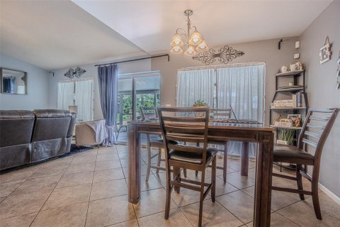 House in Seffner, Florida 4 bedrooms, 137.87 sq.m. № 1879083 - photo 7