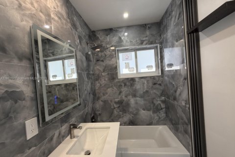 Casa en alquiler en Miami, Florida, 3 dormitorios, 106.37 m2 № 2012525 - foto 11
