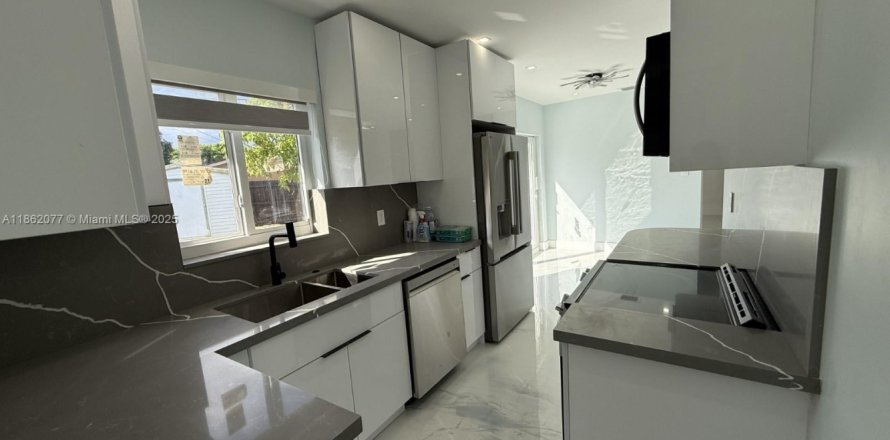 Casa en Miami, Florida 3 dormitorios, 106.37 m2 № 2012525