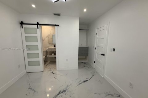 Casa en alquiler en Miami, Florida, 3 dormitorios, 106.37 m2 № 2012525 - foto 3