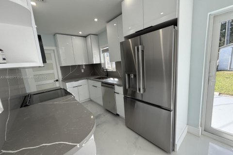 Casa en alquiler en Miami, Florida, 3 dormitorios, 106.37 m2 № 2012525 - foto 7