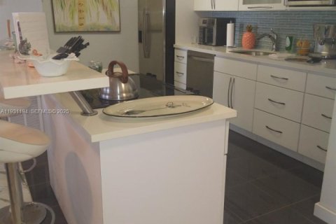 Studio in the Condo in Surfside, Florida  № 1992239 - photo 6