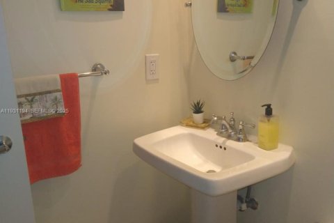 Studio in the Condo in Surfside, Florida  № 1992239 - photo 11