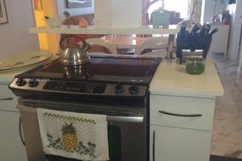 Studio in the Condo in Surfside, Florida  № 1992239 - photo 8