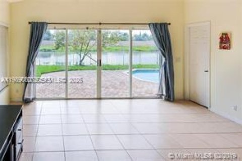 Снять в аренду виллу или дом в Пемброк-Пайнс, Флорида 4 спальни, 261.06м2, № 2053203 - фото 19