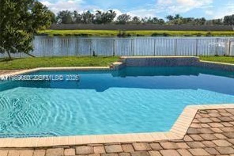 Снять в аренду виллу или дом в Пемброк-Пайнс, Флорида 4 спальни, 261.06м2, № 2053203 - фото 11
