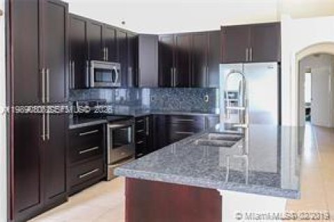 Снять в аренду виллу или дом в Пемброк-Пайнс, Флорида 4 спальни, 261.06м2, № 2053203 - фото 4