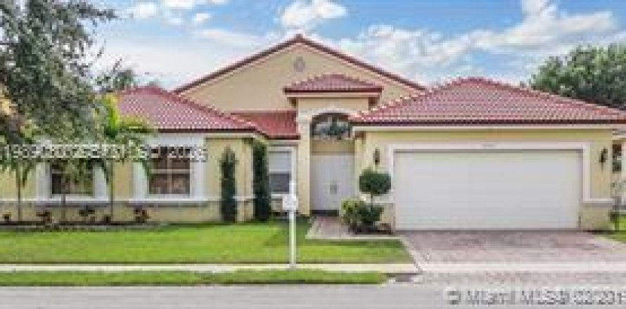 Дом в Пемброк-Пайнс, Флорида 4 спальни, 261.06м2 № 2053203