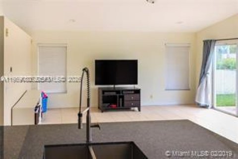 Снять в аренду виллу или дом в Пемброк-Пайнс, Флорида 4 спальни, 261.06м2, № 2053203 - фото 14