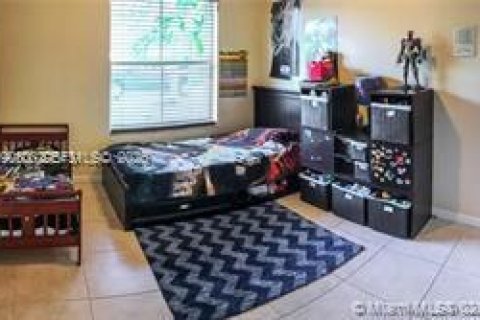 Снять в аренду виллу или дом в Пемброк-Пайнс, Флорида 4 спальни, 261.06м2, № 2053203 - фото 17