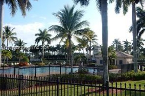 Снять в аренду виллу или дом в Пемброк-Пайнс, Флорида 4 спальни, 261.06м2, № 2053203 - фото 13