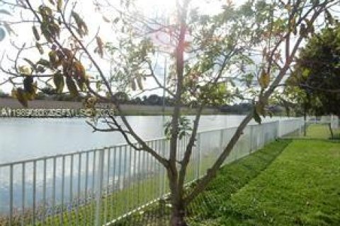 Снять в аренду виллу или дом в Пемброк-Пайнс, Флорида 4 спальни, 261.06м2, № 2053203 - фото 8