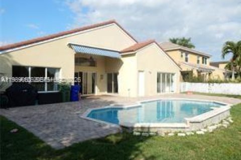 Снять в аренду виллу или дом в Пемброк-Пайнс, Флорида 4 спальни, 261.06м2, № 2053203 - фото 2