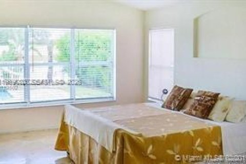 Снять в аренду виллу или дом в Пемброк-Пайнс, Флорида 4 спальни, 261.06м2, № 2053203 - фото 16