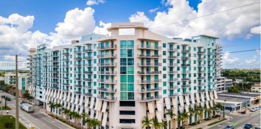 Condominio en Hollywood, Florida, 2 dormitorios  № 2152679