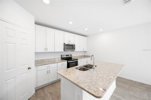House in Davenport, Florida 4 bedrooms, 217.67 sq.m. № 2275687 - photo 5