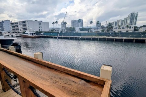 Купить таунхаус в Норт-Майами-Бич, Флорида 3 спальни, 145.86м2, № 2047934 - фото 16