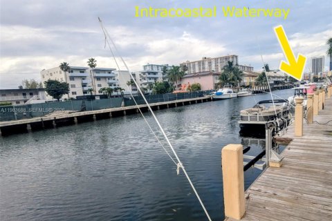 Купить таунхаус в Норт-Майами-Бич, Флорида 3 спальни, 145.86м2, № 2047934 - фото 15