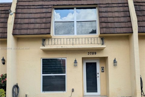 Купить таунхаус в Норт-Майами-Бич, Флорида 3 спальни, 145.86м2, № 2047934 - фото 2