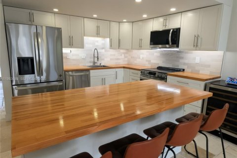 Купить таунхаус в Норт-Майами-Бич, Флорида 3 спальни, 145.86м2, № 2047934 - фото 5