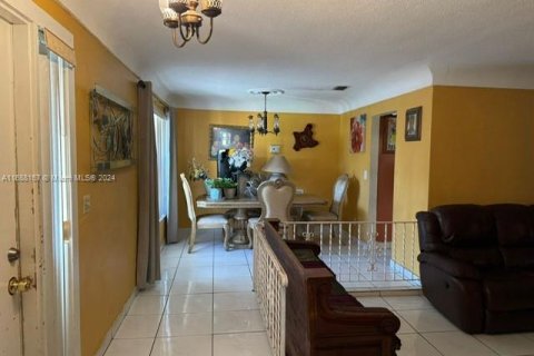 Casa en venta en Lauderhill, Florida, 5 dormitorios, 176.42 m2 № 1435096 - foto 3