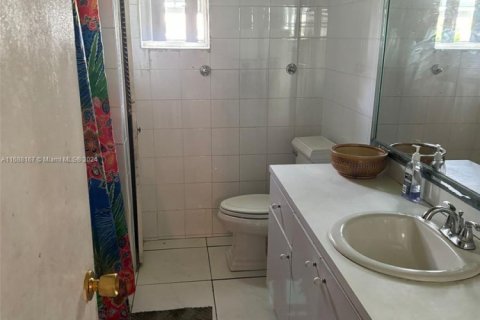 Casa en venta en Lauderhill, Florida, 5 dormitorios, 176.42 m2 № 1435096 - foto 4