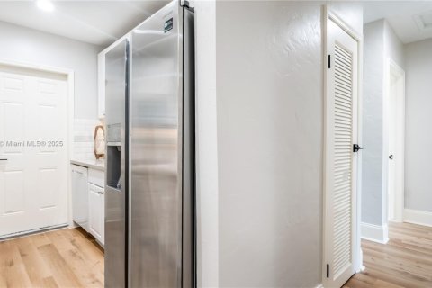 House in Coral Gables, Florida 3 bedrooms, 85.28 sq.m. № 1941865 - photo 16