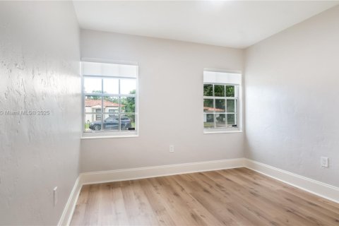 House in Coral Gables, Florida 3 bedrooms, 85.28 sq.m. № 1941865 - photo 23