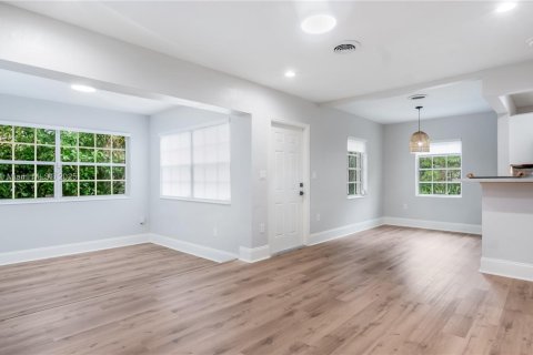 House in Coral Gables, Florida 3 bedrooms, 85.28 sq.m. № 1941865 - photo 4