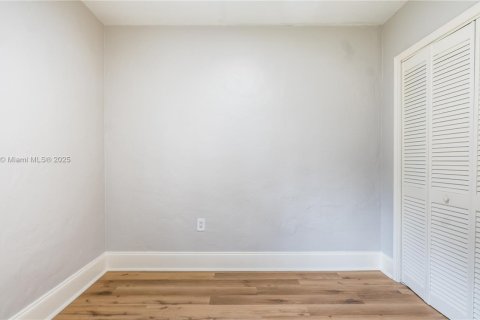 House in Coral Gables, Florida 3 bedrooms, 85.28 sq.m. № 1941865 - photo 14