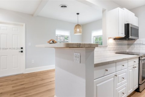 House in Coral Gables, Florida 3 bedrooms, 85.28 sq.m. № 1941865 - photo 11