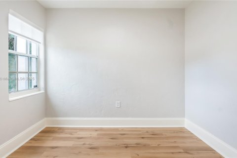 House in Coral Gables, Florida 3 bedrooms, 85.28 sq.m. № 1941865 - photo 30