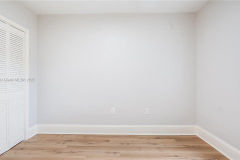 House in Coral Gables, Florida 3 bedrooms, 85.28 sq.m. № 1941865 - photo 6