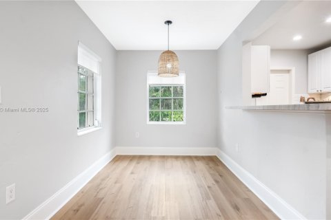 House in Coral Gables, Florida 3 bedrooms, 85.28 sq.m. № 1941865 - photo 21