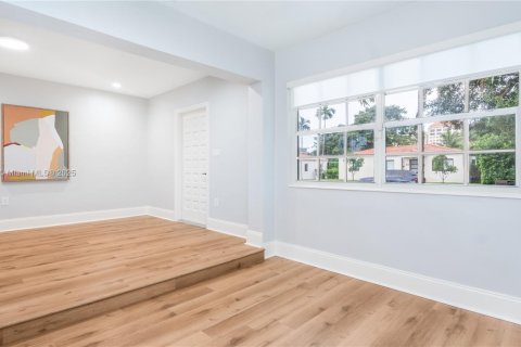 House in Coral Gables, Florida 3 bedrooms, 85.28 sq.m. № 1941865 - photo 12