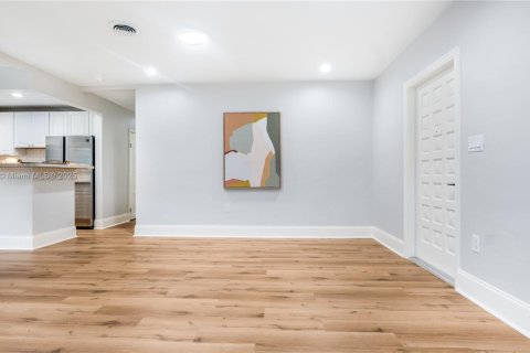 House in Coral Gables, Florida 3 bedrooms, 85.28 sq.m. № 1941865 - photo 13