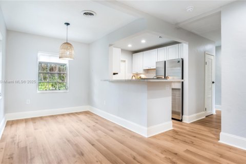 House in Coral Gables, Florida 3 bedrooms, 85.28 sq.m. № 1941865 - photo 3