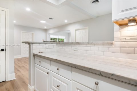 House in Coral Gables, Florida 3 bedrooms, 85.28 sq.m. № 1941865 - photo 17