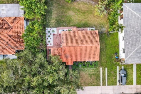 House in Coral Gables, Florida 3 bedrooms, 85.28 sq.m. № 1941865 - photo 25