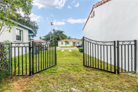 House in Coral Gables, Florida 3 bedrooms, 85.28 sq.m. № 1941865 - photo 26