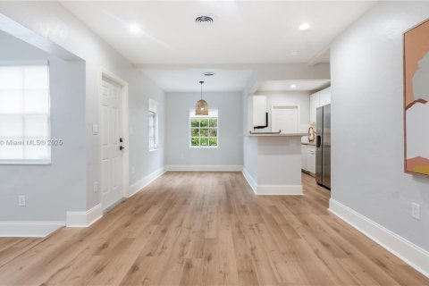House in Coral Gables, Florida 3 bedrooms, 85.28 sq.m. № 1941865 - photo 10