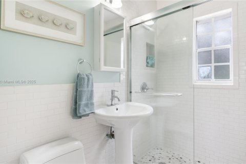 House in Coral Gables, Florida 3 bedrooms, 85.28 sq.m. № 1941865 - photo 8