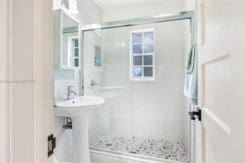 House in Coral Gables, Florida 3 bedrooms, 85.28 sq.m. № 1941865 - photo 15
